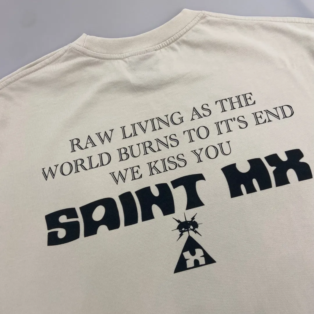 Saint Michael's new bull's-eye print retro pure cotton loose short-sleeved T-shirt with digital white ink direct injection, the fabric is breathable and the pattern is three-dimensional and clear. Fabric: Double yarn 240g Style number: S858 Size: S-M-L-XL Color: Off-white Price: P110